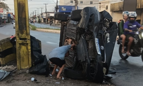 Carro bate contra proteção de poste e complica trânsito em Tibiri II, em Santa Rita