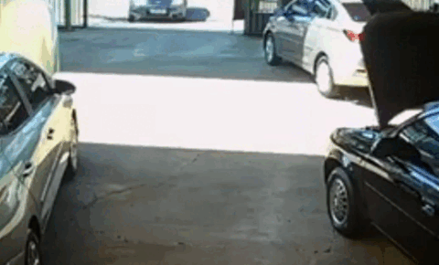 Carro invade loja e ‘estaciona’ em vaga após colisão