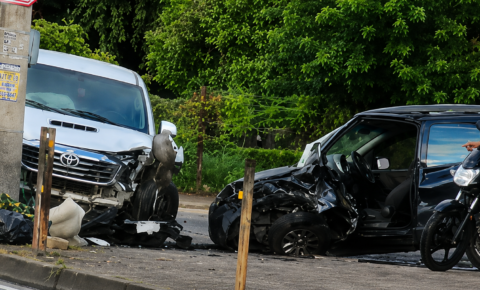 Duas mulheres e uma criança ficam feridas em acidente entre dois carros, em JP