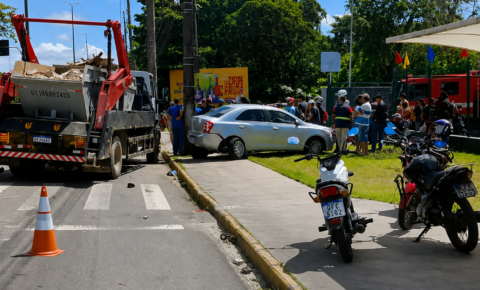Acidente envolvendo caminhão, carro e moto deixa vários feridos na Avenida Tancredo Neves, em João Pessoa