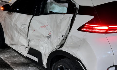Cantor Waldonys sofre acidente em carro de aplicativo após moto bater no veículo em Fortaleza