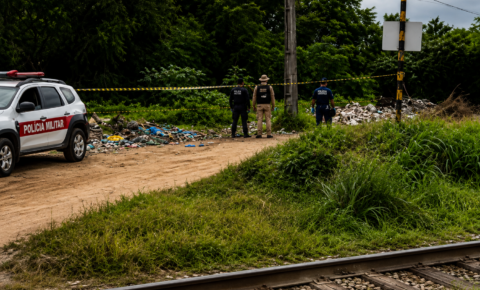 Jovem é encontrado morto com mãos amarradas e marcas de tiros às margens da linha do trem, em João Pessoa