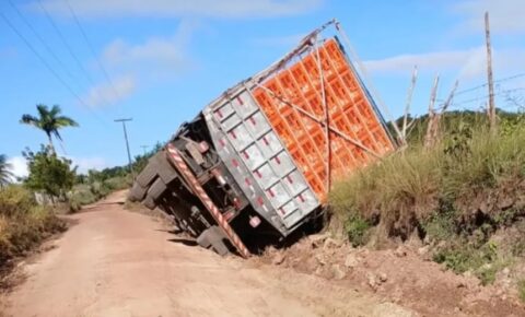 Caminhão carregado de frangos tomba em estrada da zona rural de Mari e reacende revolta contra abandono de rodovia
