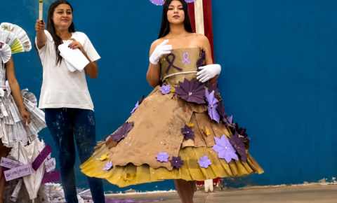 Alunos transformam recicláveis em vestidos e dão lição de sustentabilidade e respeito, em Jurú