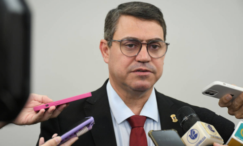 Dinho reage à impugnação do MPE e diz ter todas certidões negativas