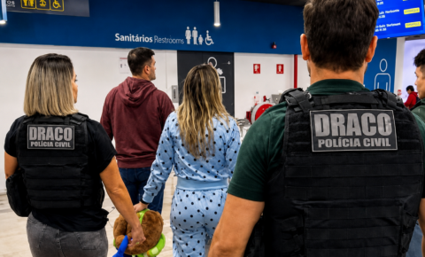 Esposa de braço direito do Comando Vermelho é presa ao retornar da Europa