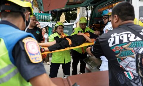 Estudante abre fogo em escola na Tailândia após matar avós; 7 morrem