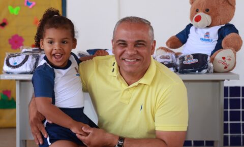 Prefeito Evilásio Cavalcanti reforça investimentos na educação de Cabedelo com entrega de fardamentos e kits