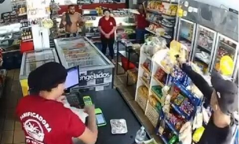 Homem armado assalta mercadinho e rende funcionários e clientes no bairro dos Bancários, em João Pessoa