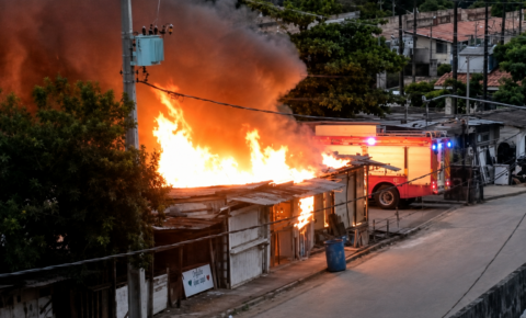 Incêndio de grandes proporções destrói loja de roupas e bar em Mangabeira, em João Pessoa