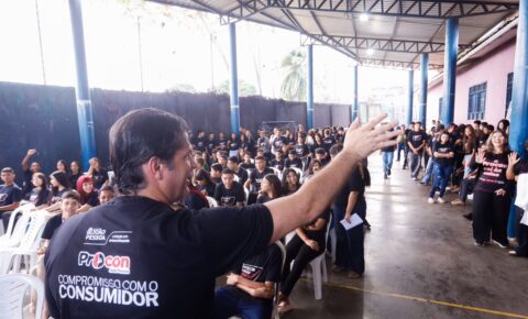 Leo Bezerra anuncia reforma da Escola Municipal Presidente João Pessoa durante aula inaugural do Procon Vai às Aulas 2026