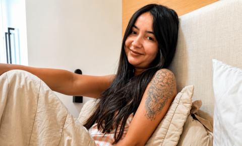Influenciadora digital morre após complicações em cirurgia plástica e deixa três filhos