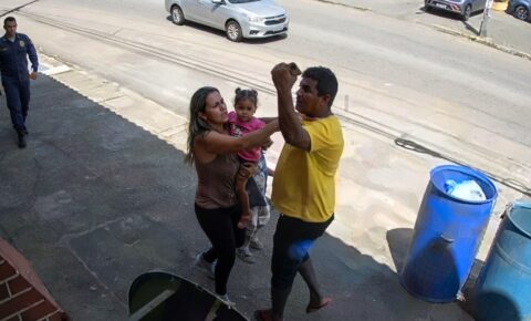 Homem é identificado após ser flagrado agredindo mulher e criança em rua de João Pessoa