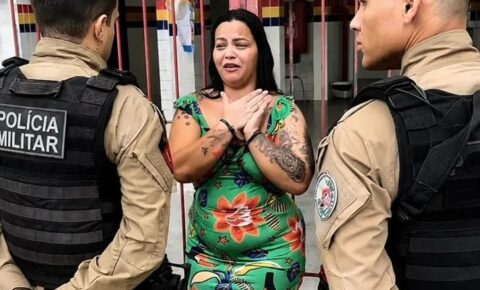 Mãe de aluno com TEA protesta com as mãos amarradas em frente a escola, no Bairro do Novais