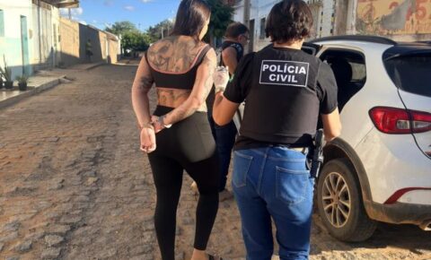 Mulher conhecida como “Rainha do Tráfico” é presa por envolvimento em homicídio e outros crimes, na PB