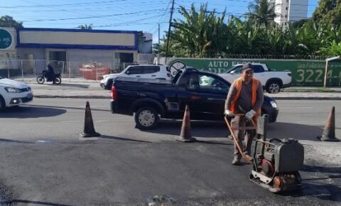 Seinfra realiza serviços de tapa-buraco em quase 50 bairros nesta quinta-feira