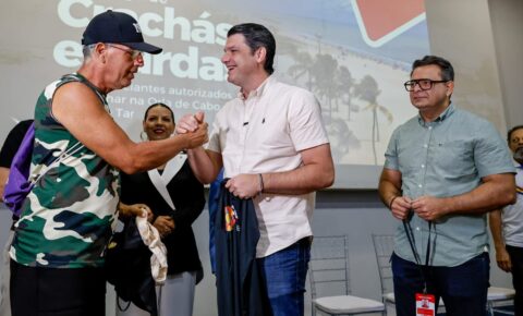 Leo Bezerra entrega fardamento e kits de proteção a trabalhadores da Orla de João Pessoa