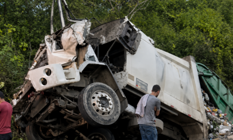 Grave acidente envolvendo caminhão de lixo deixa três mortos na BR-104, entre Lagoa Seca e Lagoa de Roça