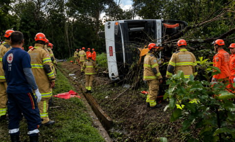 Ônibus tomba e deixa ao menos 10 mortos em Petrópolis, no RJ