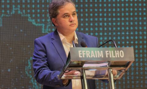Efraim marca primeiro debate com propostas, firmeza e defesa de uma nova Paraíba