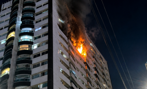 Chamas assustam moradores após incêndio atingir apartamento no Altiplano, em João Pessoa