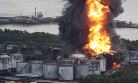 Incêndio de grande proporção atinge tanques de fábrica de solventes, em SP