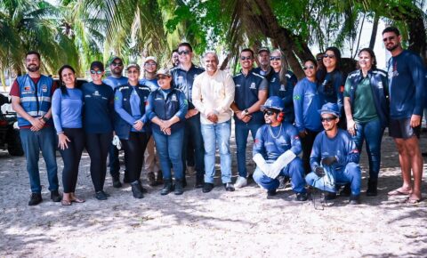 Prefeitura de Cabedelo realiza mutirão de limpeza e entrega sacolas biodegradáveis na Praia de Miramar