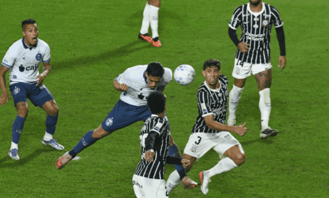 Coritiba vence o Corinthians em jogo de três gols no Couto Pereira