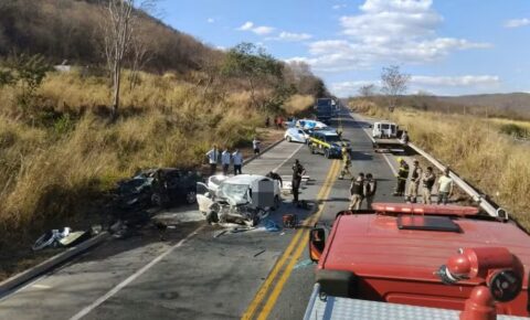 Sete pessoas morrem após carro que fugia da PRF na BR-251 bater de frente com outro automóvel