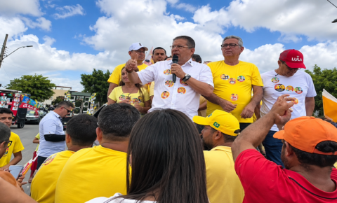 Adriano Galdino visita Algodão de Jandaíra e é recebido com manifestações de apoio