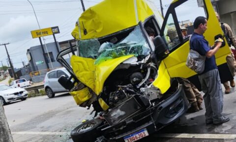 Van colide com pilastra de passarela na BR-230, em JP; motorista fica preso às ferragens