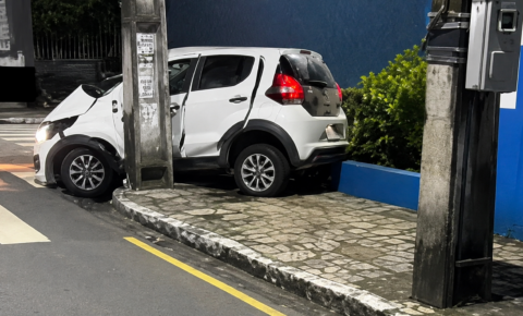 Acidente entre carro-forte e veículo de escolta deixa motorista ferido em João Pessoa