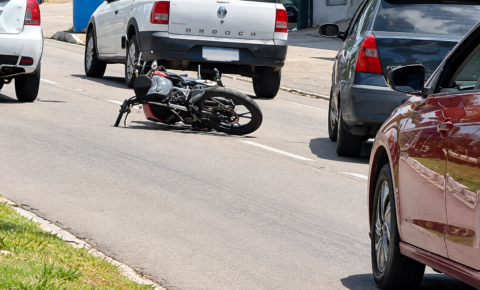 Mulher fica gravemente ferida após moto atingir traseira de carro na Beira Rio, em João Pessoa