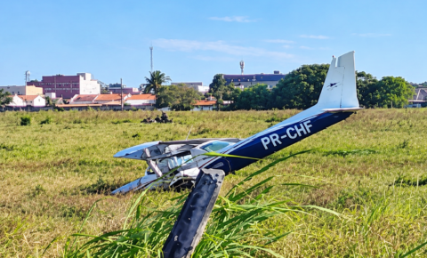 Avião de pequeno porte faz pouso forçado próximo ao Aeroporto de João Pessoa, em Santa Rita