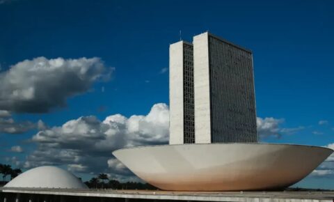 CCJ do Senado aprova PEC que acaba com escala 6×1; proposta segue para o Plenário