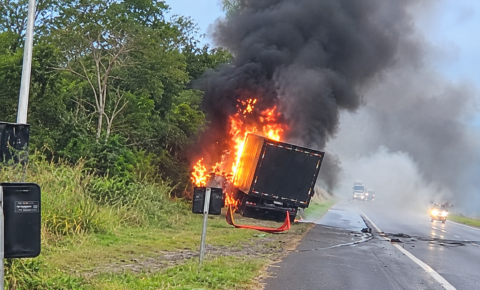 Caminhão pega fogo na BR-230 no sentido Campina Grande