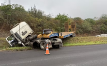 Motorista fica ferido após caminhão sair da pista e tombar na BR-230, em Campina Grande