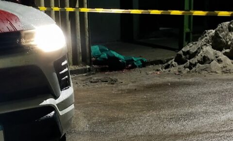 Dois jovens são mortos a tiros após homens encapuzados invadirem residência em Pedras de Fogo