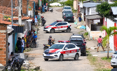 IMAGEM FORTE: Homem é morto dentro de cozinha comunitária ao tentar fugir de atiradores, no Costa e Silva