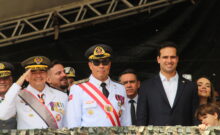 Governador participa de desfile cívico-militar e destaca democracia