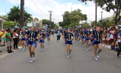 Desfile cívico reúne grande público na Avenida Duarte da Silveira