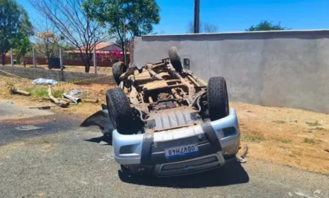 Homem morre após caminhonete capotar na PB-323, em Catolé do Rocha
