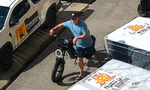 Homem é flagrado por câmeras furtando bicicleta elétrica em frente a loja em Santa Rita