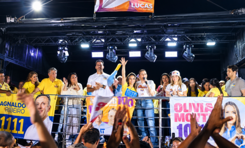 Olívia Motta é carregada nos braços e vive noite de consagração popular no Conde em comício da Caravana “Daqui pra Melhor”