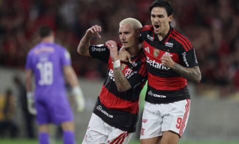 Flamengo vence Bragantino e abre 3 pontos na liderança do Brasileirão