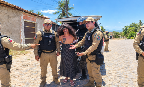 Homem é preso disfarçado de mulher após cerco policial de 30 horas, em Mulungu