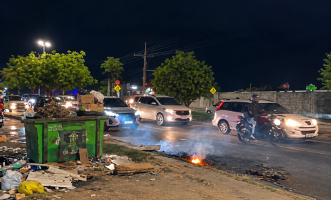 Gari é agredido durante protesto na Avenida Tancredo Neves, em João Pessoa