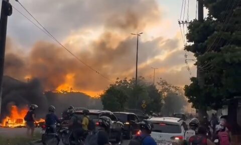 Protesto bloqueia Avenida Tancredo Neves após jovem morrer baleado no Bairro dos Ipês, em João Pessoa