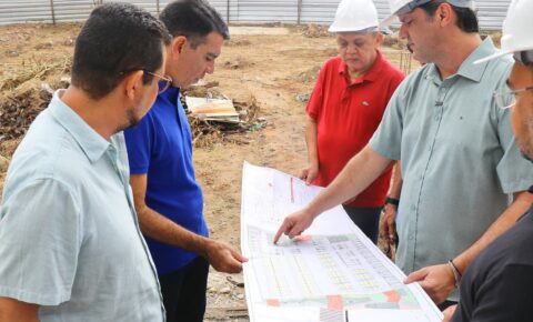Leo Bezerra acompanha retomada das obras e prevê entrega do Mercado do Rangel em seis meses