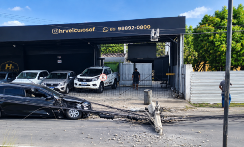 Carro bate em poste e derruba estrutura no bairro de Cruz das Armas, em João Pessoa